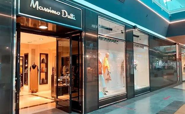 Tienda de Massimo Dutti en el centro comercial./El Rosal