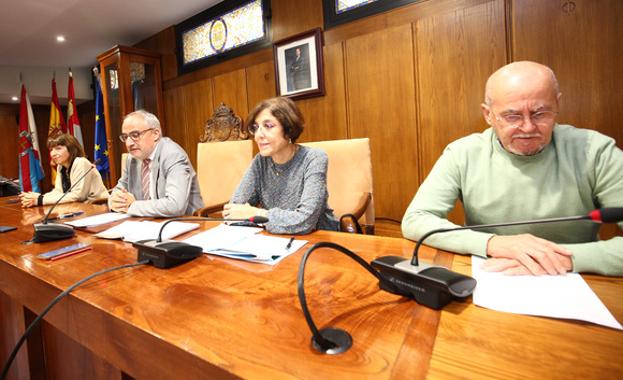 El alcalde y la edil de Cultura (C) presentaron el proyecto 'Ponferrada en el Camino, puente al futuro'./César Sánchez