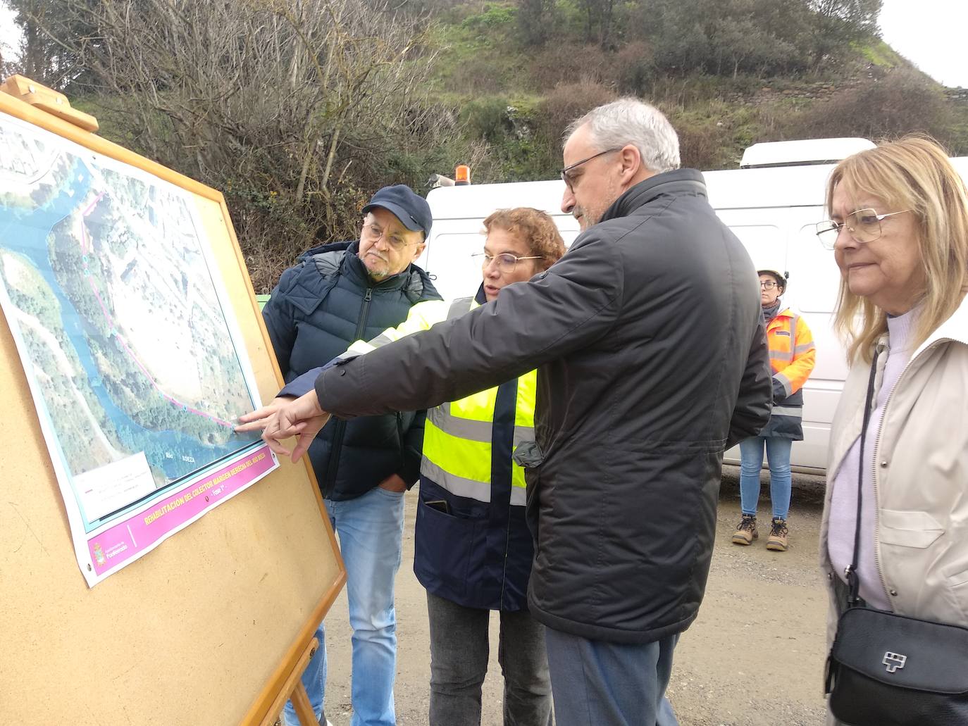 El alcalde y los ediles de Infraestructura y Sostenibilidad Medioambiental visitaron las obras de renovación del colector del río Boeza en Ponferrada. 