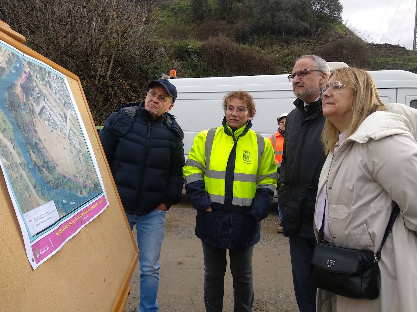 El alcalde y los ediles de Infraestructura y Sostenibilidad Medioambiental visitaron las obras de renovación del colector del río Boeza en Ponferrada. 