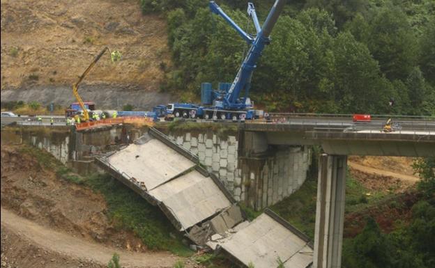 Desmantelamiento el vano del viaducto del Castro en la A-6.