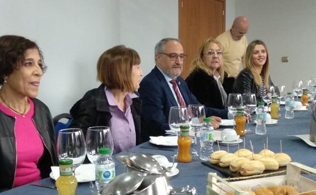 El alcalde de Ponferrada acompañado de algunos de sus concejales en el desayuno informativo con los periodistas./Carmen Ramos