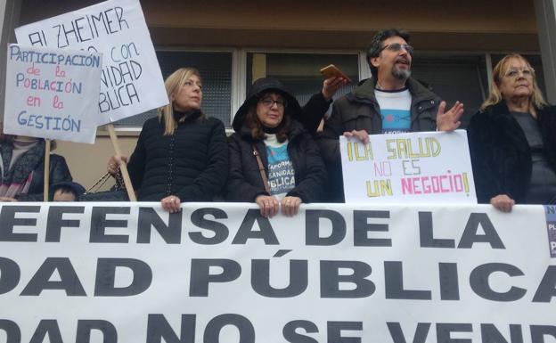 Protesta contra el cierre del servicio de urgencias pediátricas en el centro de salud de Pico Tuerto de Ponferrada.