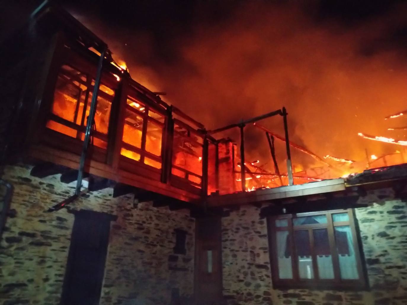 Incendio en una vivienda en la localidad de Castroquilame.