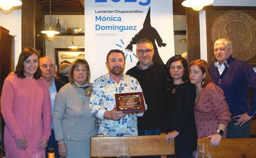 Entrega del premio 'Lambrión Chupacandiles' a la compañera, miembro de este grupo, Mónica Domínguez, fallecida hace seis meses./
