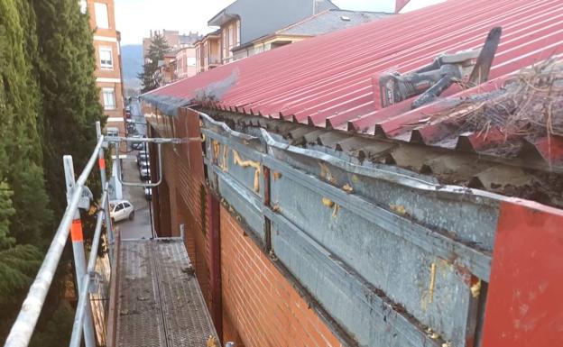 Imagen de las obras de reparación de la cubierta de las piscinas climatizadas de la calle Ángel Pestaña de Ponferrada./