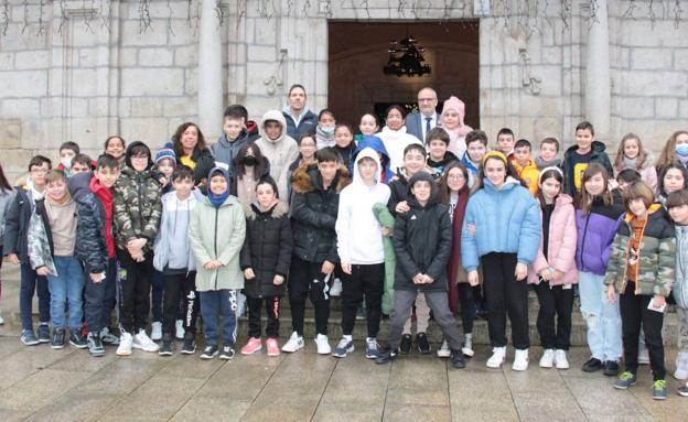 Los alumnos y profesores de La Cogolla junto al alcalde de Ponferrada, ante el Ayuntamiento./