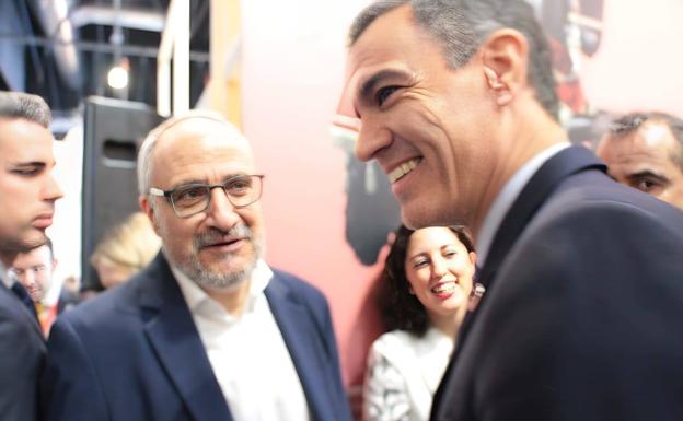 El alcalde de Ponferrada, Olegario Ramón, junto al presidente del Gobierno, Pedro Sánchez, en Fitur. /