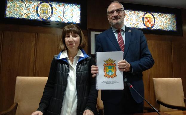 El alcalde de Ponferrada y la concejala de Hacienda presentaron los presupuestos municipales para 2023. 