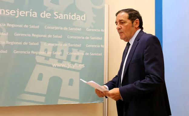 El consejero de Sanidad, Antonio María Sáez, informa de los datos de listas de espera quirúrgicas correspondientes al segundo trimestre de 2017. /Leticia Pérez