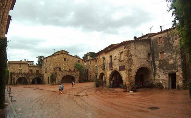 Plaza mayor de Monells./