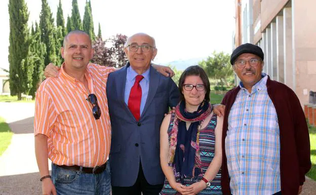 El presidente de Plena Inclusión, Juan Pérez Sánchez, con algunos participantes. /Rubén Cacho