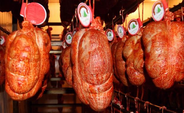 Para la elaboración de este producto, El Pinar, se nutre de cerdos grasos.