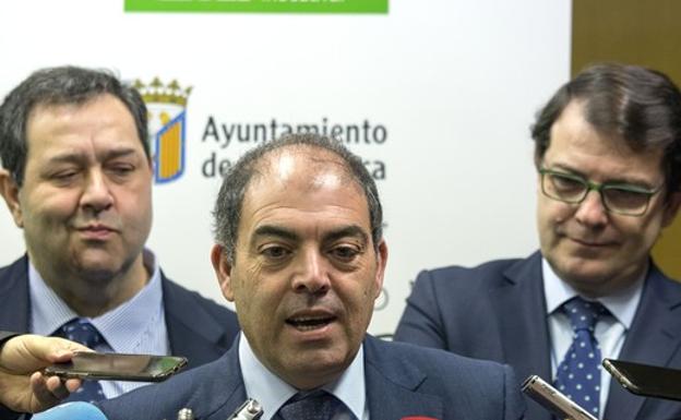 Benjamín Crespo, presidente de la Cámara de Comercio de Salamanca, junto a Alfonso Fernández Mañueco y al presidente nacional de Asociaciones de Trabajadores Autónomos, Lorenzo Amor.