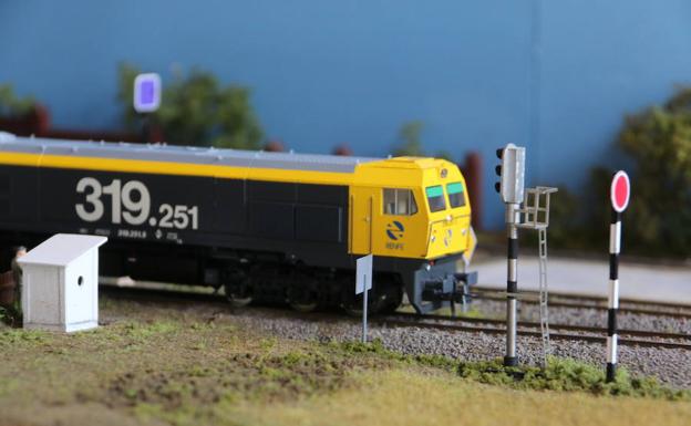 Uno de los trenes en la maqueta. 
