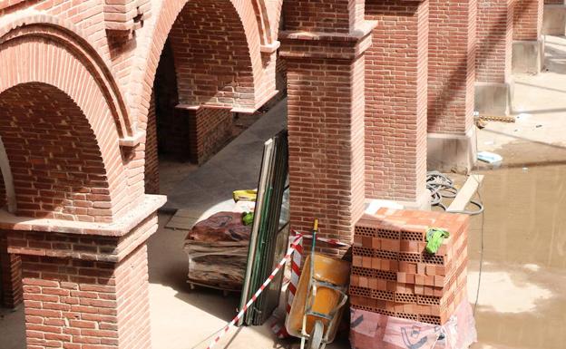 Arcos del acceso desde la puerta principal.