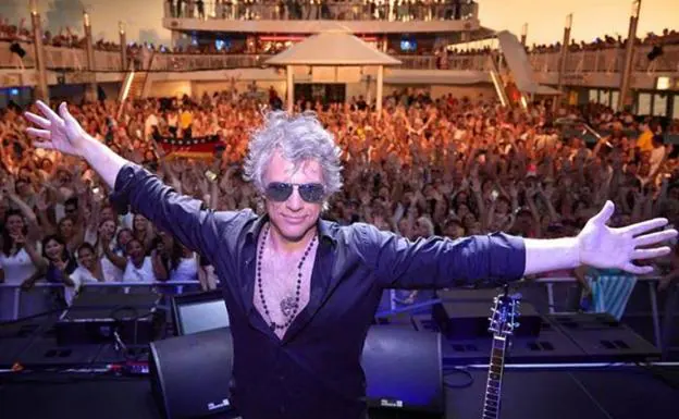 Jon Bon Jovi, jaleado por sus fans a bordo del 'Runaway to paradise'./R. C.