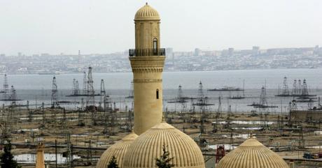 Vista de las cúpulas y del alminar de la mezquita de Bibi Heybat. / AFP