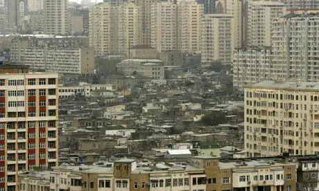Contraste de edificios en Bakú. / Reuters