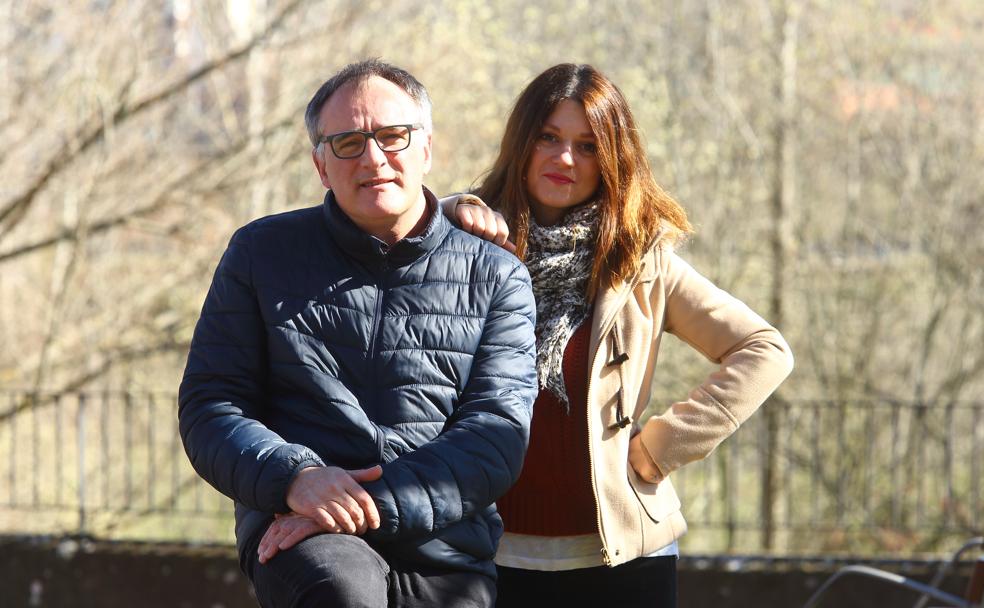 El músico berciano Javier Vecino, autor de la 'Nana del Mediterráneo', junto a la soprano Nathalie G. Bardón, que pone la voz a la canción/César Sánchez