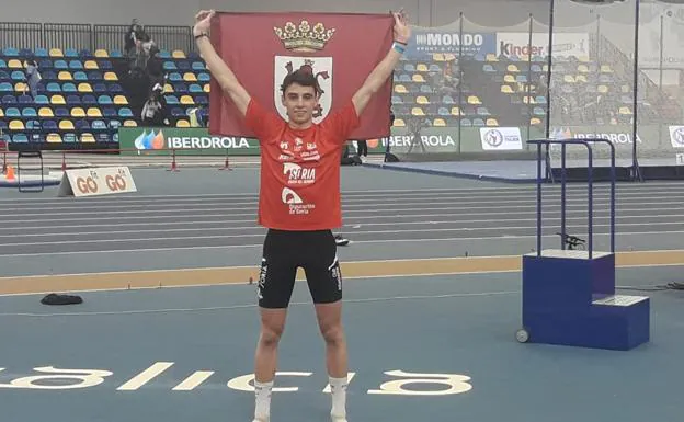 Dani Ámez posa en la pista de Ourense con la bandera de León.