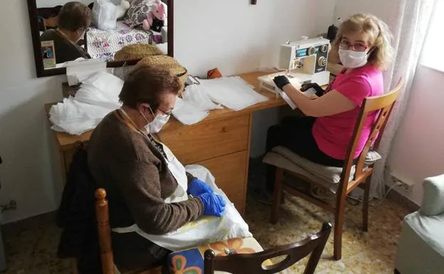 Mujeres de Benavides crean mascarillas./