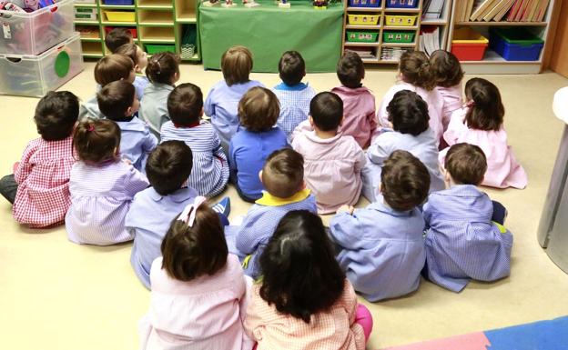 Alumnos de un colegio atendiendo a un taller./Campillo