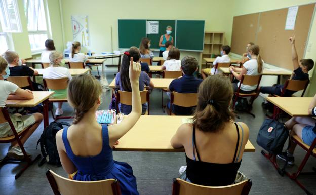 Alumnos este lunes en una clase, en Berlín./Reuters