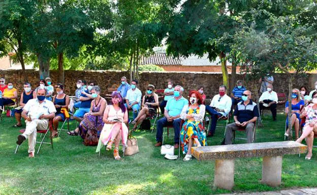 La cita tuvo que celebrase en el jardín del palacio renacentista de los Escarpizo, en Otero./