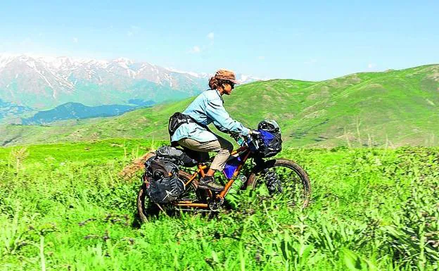 Ana, con su bici en el viaje por el Cáucaso./A. Zamorano