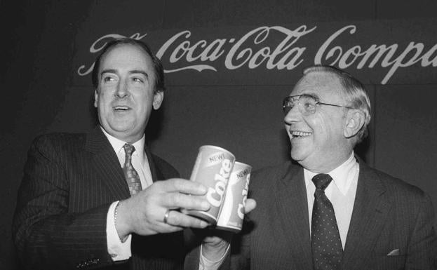 El Titanic de los coches y otros productos que se hundieron 1 El entonces presidente de Coca-Cola, Roberto Goizueta (izquierda), brinda con otro ejecutivo de la firma por el éxito de la New Coke.
