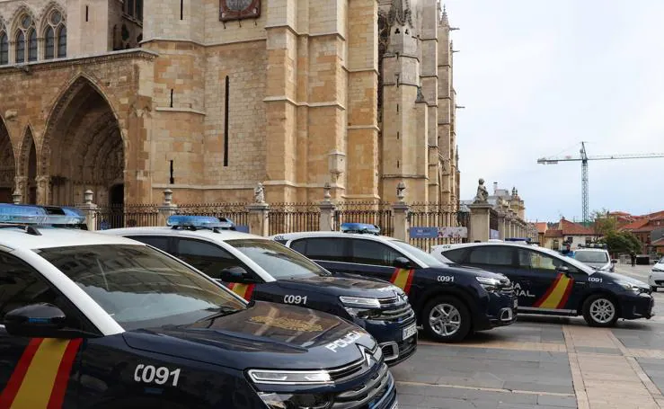 La Policia Nacional presenta sus cinco nuevos coches