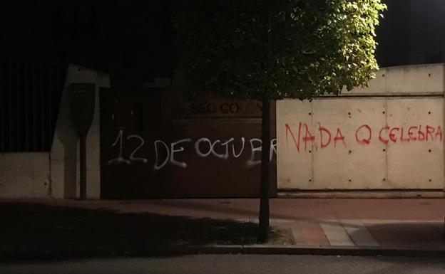 Noticias, información y última hora de las nueve provincias de Castilla y León La plaza de Colón de Valladolid amanece rodeada de 'banderas' de España en memoria de las víctimas del covid 1 Nuevo graffiti en la Casa Museo Colón de Valladolid contra la Fiesta Nacional
