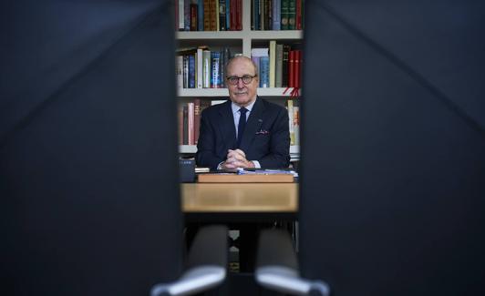 «Hay que ofrecer ayudas directas a la hostelería, como en Alemania» 1 De Zulueta en su despacho./j. r. ladra