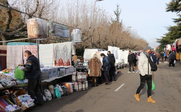 Aspecto del rastro dominical a primera hora de este domingo.
