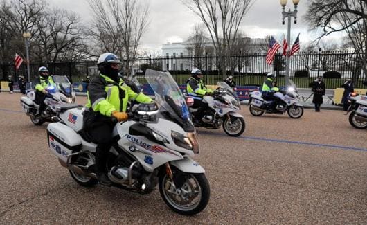 Motoristas de la Policía patrullan el perímetro de la Casa Blanca./REUTERS