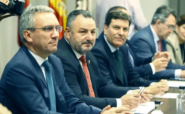 La Junta reitera su firme compromiso con la Mesa por León y quiere dotar de presupuesto su funcionamiento «de forma inmediata»