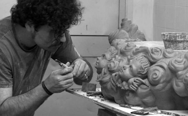 Alejandro Grande trabajando en su taller./