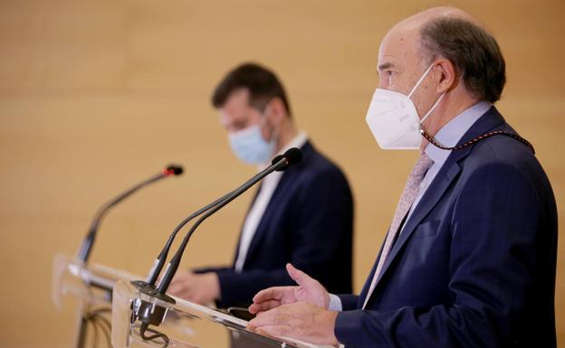 El Colegio de Médicos pide la vacunación de todos los que pertenecen a grupos prioritarios trabajen o no en la pública