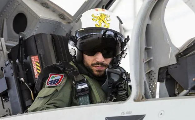 El capitán Morán, conocido como 'Moranxo', a bordo del Eurofighter con su peculiar casco personalizado. /Sergio Muriel