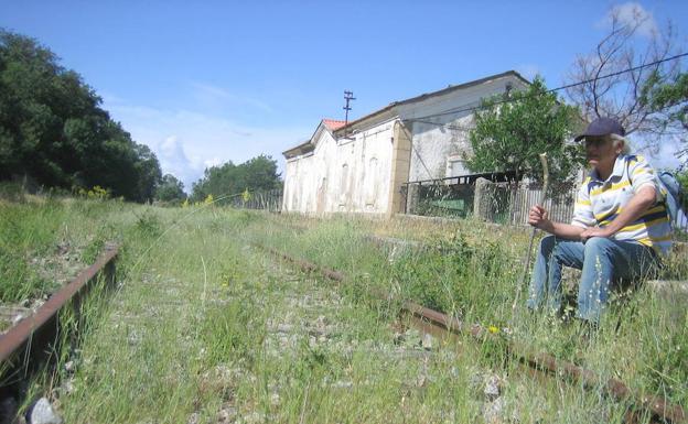 Imagen de la vía abandonada del tren Ruta de la Plata. /