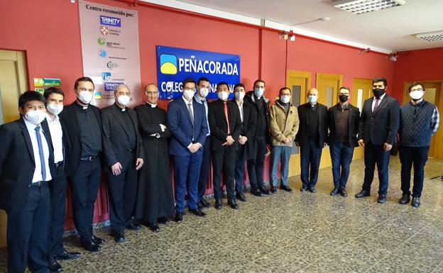 Imagen de la visita de los seminaristas de León al Colegio Peñacorada./