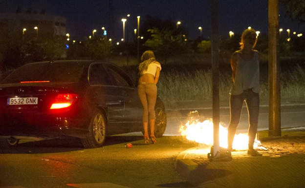 Mujeres dedicadas a la prostitución en la Colonia Marconi, una zona de polígonos de Madrid./San Bernardo