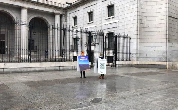Protesta en Madrid contra los macroparques eólicos proyectados en el Bierzo./