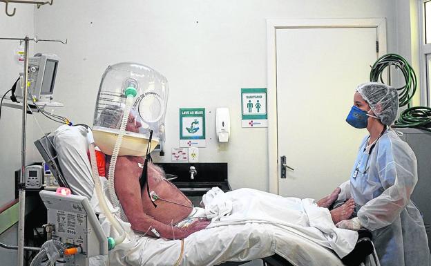 Un paciente de covid es atendido en un hospital de Sao Paulo (Brasil)./EFE