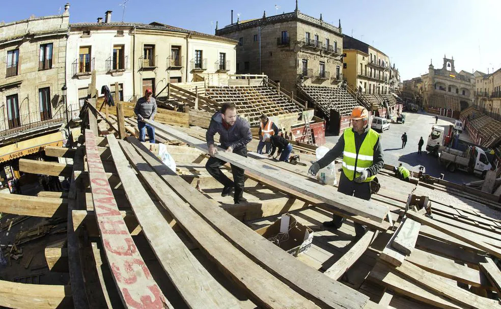 Montaje de la plaza de toros en la Plaza Mayor de CiudadRodrigo con motivo del Carnaval del Toro./