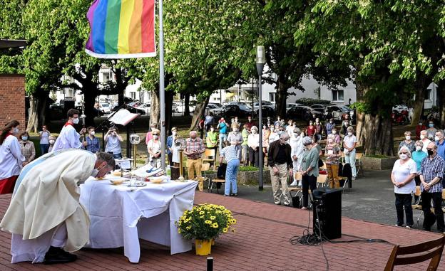 Un sacerdote católico preside en Renania-Westfalia un acto de bendición de una pareja homosexual./EFE
