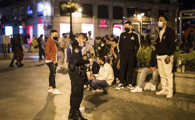 Un agente de la Policía Municipal de Madrid, esta madrugada en la Puerta del Sol./EP