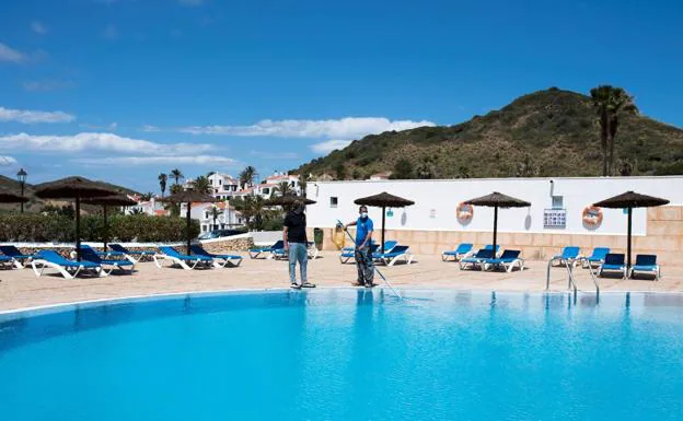 Un hotel de Menorca se prepara para la reapertura. /efe
