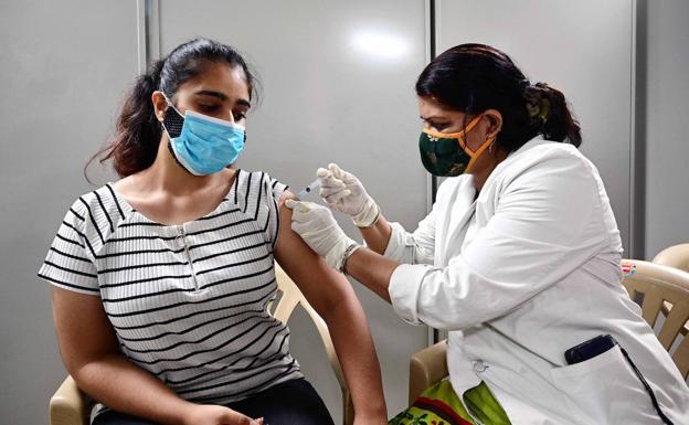 Una mujer se vacuna contra la covid en Prayagraj (India)./EP